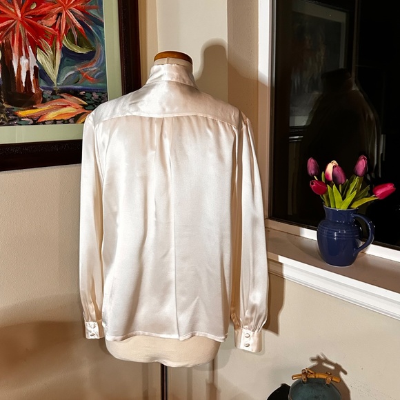 Elegant Cream Silk Blouse w/ Cutwork Lace & Soft Pleats - A Classic - Sz. L - Picture 4 of 12